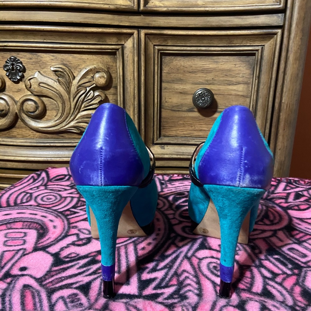 Heels - Picture 2 of 4